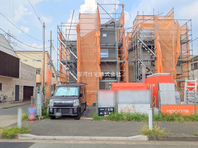 G00379317 東京都狛江市西野川２丁目 新築一戸建て 7480万円 土地面積107.44m² (約32.50坪) 建物面積84.46m² (約25.54坪) 間取り３ＬＤＫ 築年月2025年10月【外観2】