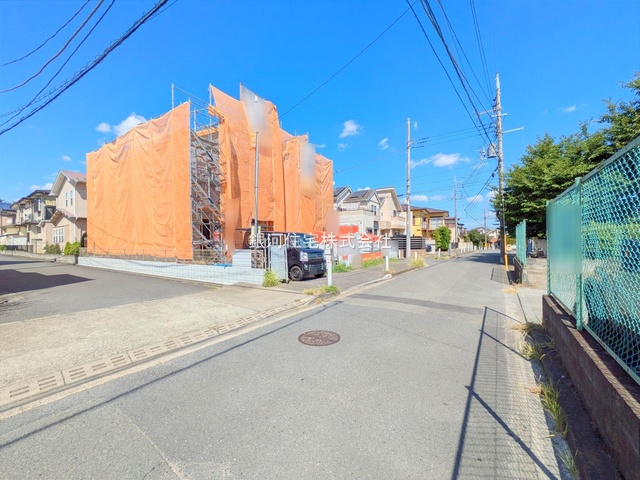 G00379317 東京都狛江市西野川２丁目 新築一戸建て 7480万円 土地面積107.44m² (約32.50坪) 建物面積84.46m² (約25.54坪) 間取り３ＬＤＫ 築年月2025年10月【外観6】