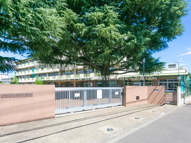 G00379317 東京都狛江市西野川２丁目 新築一戸建て 7480万円 土地面積107.44m² (約32.50坪) 建物面積84.46m² (約25.54坪) 間取り３ＬＤＫ 築年月2025年10月【周辺環境】狛江市立緑野小学校
