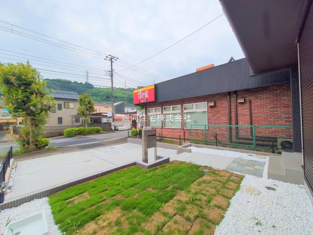G00379419 神奈川県小田原市早川３丁目 新築一戸建て 3230万円 土地面積142.92m² (約43.23坪) 建物面積100.20m² (約30.31坪) 間取り３ＬＤＫ 築年月2025年06月(築１年以内)【外観7】