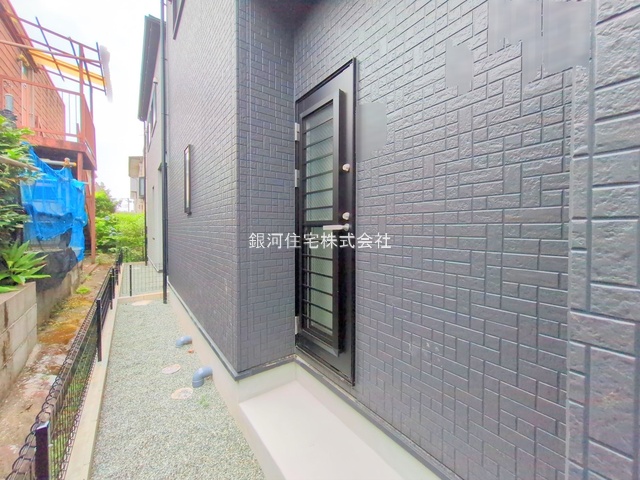 G00379419 神奈川県小田原市早川３丁目 新築一戸建て 3230万円 土地面積142.92m² (約43.23坪) 建物面積100.20m² (約30.31坪) 間取り３ＬＤＫ 築年月2025年06月(築１年以内)【外観8】