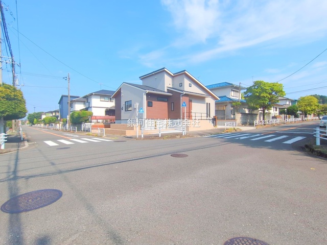 G00379421 東京都八王子市北野台３丁目 新築一戸建て 5390万円 土地面積221.41m² (約66.97坪) 建物面積96.79m² (約29.27坪) 間取り３ＬＤＫ 築年月2025年08月(築１年以内)【外観3】