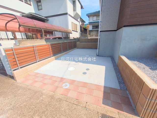 G00379421 東京都八王子市北野台３丁目 新築一戸建て 5390万円 土地面積221.41m² (約66.97坪) 建物面積96.79m² (約29.27坪) 間取り３ＬＤＫ 築年月2025年08月(築１年以内)【外観5】