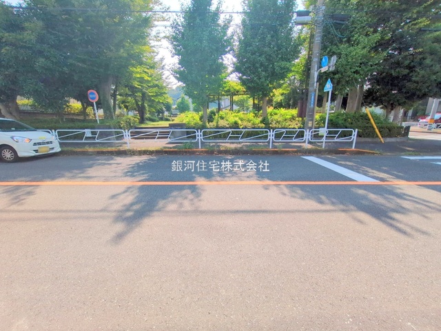 G00379421 東京都八王子市北野台３丁目 新築一戸建て 5390万円 土地面積221.41m² (約66.97坪) 建物面積96.79m² (約29.27坪) 間取り３ＬＤＫ 築年月2025年08月(築１年以内)【外観8】