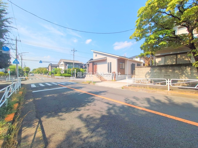 G00379421 東京都八王子市北野台３丁目 新築一戸建て 5390万円 土地面積221.41m² (約66.97坪) 建物面積96.79m² (約29.27坪) 間取り３ＬＤＫ 築年月2025年08月(築１年以内)【外観13】