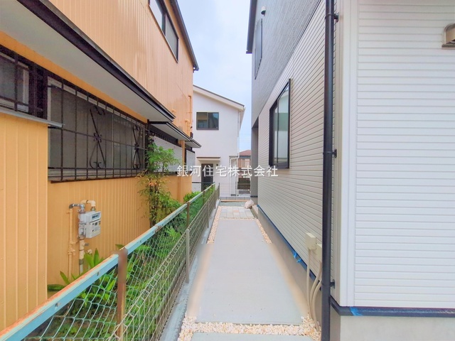 G00379554 神奈川県横浜市磯子区杉田８丁目 新築一戸建て 6080万円 土地面積174.17m² (約52.68坪) 建物面積113.85m² (約34.43坪) 間取り４ＬＤＫ 築年月2025年07月(築１年以内)【外観7】