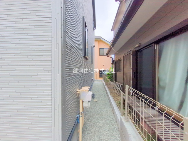 G00379554 神奈川県横浜市磯子区杉田８丁目 新築一戸建て 6080万円 土地面積174.17m² (約52.68坪) 建物面積113.85m² (約34.43坪) 間取り４ＬＤＫ 築年月2025年07月(築１年以内)【外観8】