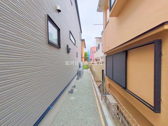 G00379554 神奈川県横浜市磯子区杉田８丁目 新築一戸建て 6080万円 土地面積174.17m² (約52.68坪) 建物面積113.85m² (約34.43坪) 間取り４ＬＤＫ 築年月2025年07月(築１年以内)【外観9】