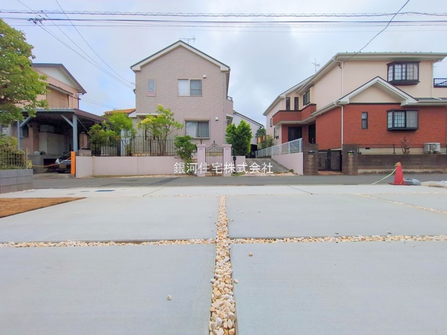 G00379554 神奈川県横浜市磯子区杉田８丁目 新築一戸建て 6080万円 土地面積174.17m² (約52.68坪) 建物面積113.85m² (約34.43坪) 間取り４ＬＤＫ 築年月2025年07月(築１年以内)【外観18】