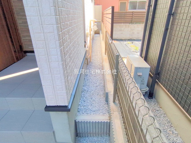 G00379645 埼玉県さいたま市岩槻区府内１丁目 新築一戸建て 3198万円 土地面積111.94m² (約33.86坪) 建物面積111.54m² (約33.74坪) 間取り３ＬＤＫ 築年月2025年09月(築１年以内)【外観4】