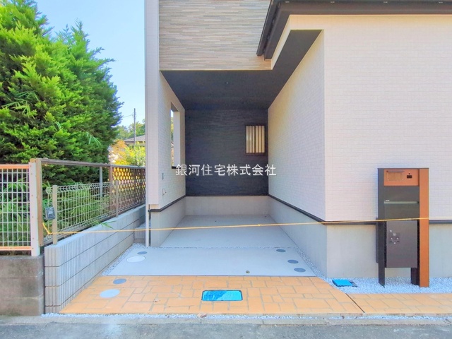 G00379645 埼玉県さいたま市岩槻区府内１丁目 新築一戸建て 3198万円 土地面積111.94m² (約33.86坪) 建物面積111.54m² (約33.74坪) 間取り３ＬＤＫ 築年月2025年09月(築１年以内)【外観10】