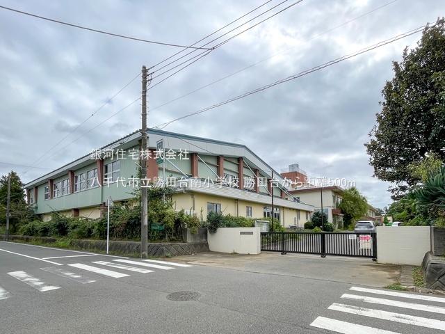 G00379657 千葉県八千代市勝田台４丁目 新築一戸建て 3280万円 土地面積106.14m² (約32.10坪) 建物面積91.70m² (約27.73坪) 間取り３ＬＤＫ 築年月2025年02月(築１年以内)【周辺環境】八千代市立勝田台南小学校
