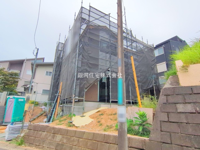 G00379662 神奈川県横浜市青葉区荏田町 新築一戸建て 6780万円 土地面積140.73m² (約42.57坪) 建物面積99.36m² (約30.05坪) 間取り３ＳＬＤＫ 築年月2025年09月【外観2】