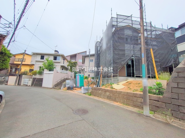 G00379662 神奈川県横浜市青葉区荏田町 新築一戸建て 6780万円 土地面積140.73m² (約42.57坪) 建物面積99.36m² (約30.05坪) 間取り３ＳＬＤＫ 築年月2025年09月【外観3】