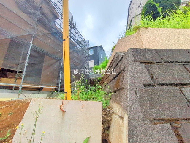 G00379662 神奈川県横浜市青葉区荏田町 新築一戸建て 6780万円 土地面積140.73m² (約42.57坪) 建物面積99.36m² (約30.05坪) 間取り３ＳＬＤＫ 築年月2025年09月【外観7】