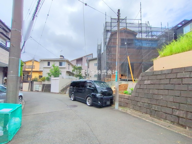 G00379662 神奈川県横浜市青葉区荏田町 新築一戸建て 6780万円 土地面積140.73m² (約42.57坪) 建物面積99.36m² (約30.05坪) 間取り３ＳＬＤＫ 築年月2025年09月【外観8】