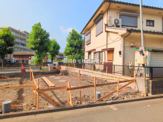 G00379664 神奈川県川崎市川崎区藤崎４丁目 新築一戸建て 5590万円 土地面積57.40m² (約17.36坪) 建物面積114.73m² (約34.70坪) 間取り３ＳＬＤＫ 築年月2025年11月【外観2】