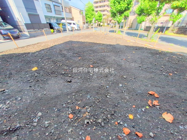 G00379664 神奈川県川崎市川崎区藤崎４丁目 新築一戸建て 5590万円 土地面積57.40m² (約17.36坪) 建物面積114.73m² (約34.70坪) 間取り３ＳＬＤＫ 築年月2025年11月【外観7】