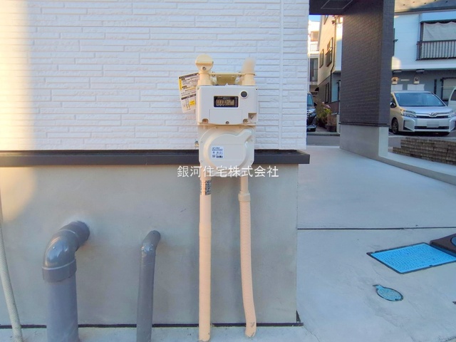 G00379666 神奈川県川崎市川崎区藤崎４丁目 新築一戸建て 4990万円 土地面積54.06m² (約16.35坪) 建物面積107.64m² (約32.56坪) 間取り３ＳＬＤＫ 築年月2025年11月(築１年以内)【外観12】