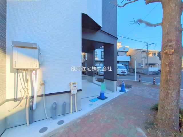 G00379666 神奈川県川崎市川崎区藤崎４丁目 新築一戸建て 4990万円 土地面積54.06m² (約16.35坪) 建物面積107.64m² (約32.56坪) 間取り３ＳＬＤＫ 築年月2025年11月(築１年以内)【外観16】