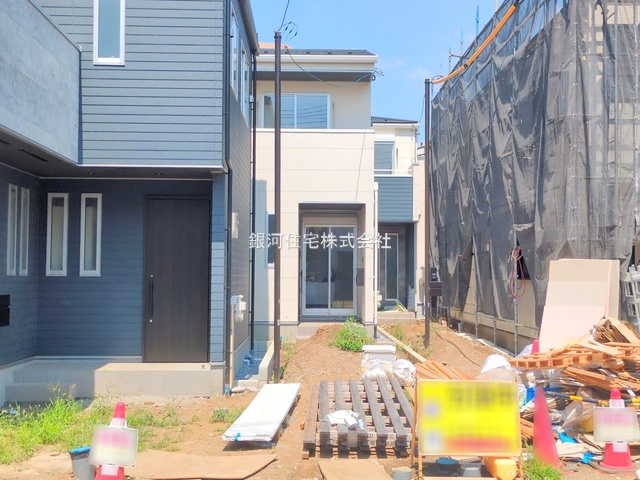 G00379671 埼玉県上尾市仲町２丁目 新築一戸建て 3878万円 土地面積89.90m² (約27.19坪) 建物面積80.67m² (約24.40坪) 間取り３ＬＤＫ 築年月2025年06月(築１年以内)【外観2】