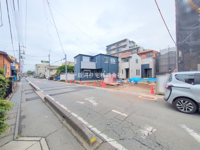 G00379671 埼玉県上尾市仲町２丁目 新築一戸建て 3878万円 土地面積89.90m² (約27.19坪) 建物面積80.67m² (約24.40坪) 間取り３ＬＤＫ 築年月2025年06月(築１年以内)【外観9】