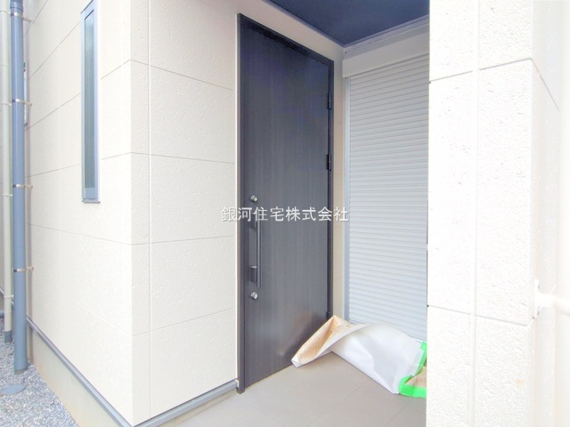 G00379671 埼玉県上尾市仲町２丁目 新築一戸建て 3878万円 土地面積89.90m² (約27.19坪) 建物面積80.67m² (約24.40坪) 間取り３ＬＤＫ 築年月2025年06月(築１年以内)【外観10】