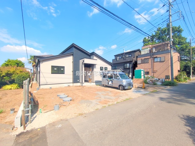 G00379677 埼玉県北足立郡伊奈町大字小針新宿 新築一戸建て 3499万円 土地面積302.58m² (約91.53坪) 建物面積95.23m² (約28.80坪) 間取り４ＬＤＫ 築年月2025年09月【外観2】