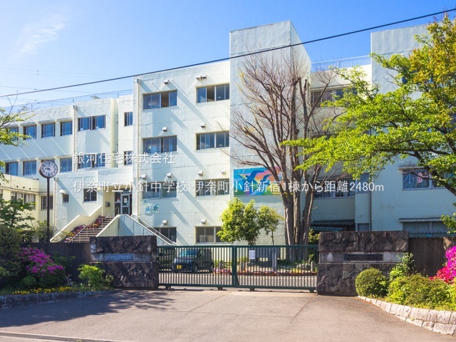 G00379677 埼玉県北足立郡伊奈町大字小針新宿 新築一戸建て 3499万円 土地面積302.58m² (約91.53坪) 建物面積95.23m² (約28.80坪) 間取り４ＬＤＫ 築年月2025年09月【周辺環境】伊奈町立小針中学校