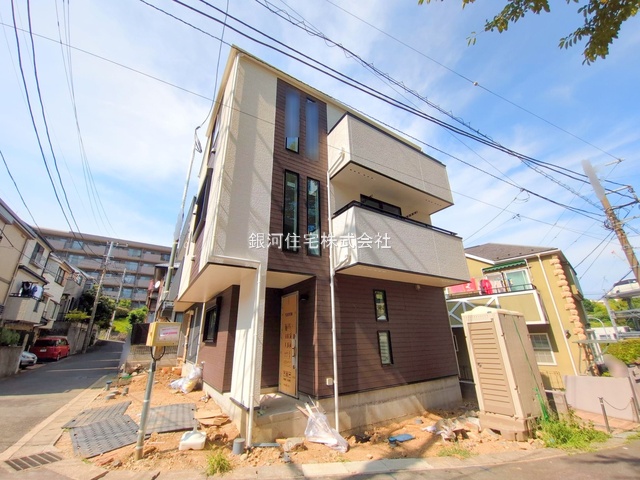G00379767 神奈川県横浜市港南区日野３丁目 新築一戸建て 4998万円 土地面積66.80m² (約20.20坪) 建物面積98.94m² (約29.92坪) 間取り３ＳＬＤＫ 築年月2025年08月(築１年以内)【外観2】