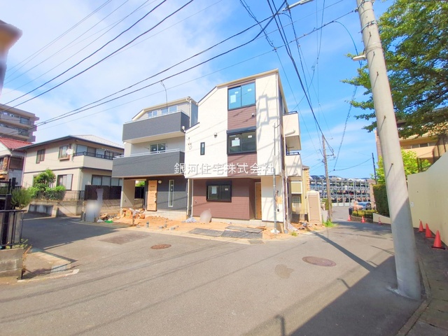 G00379767 神奈川県横浜市港南区日野３丁目 新築一戸建て 4998万円 土地面積66.80m² (約20.20坪) 建物面積98.94m² (約29.92坪) 間取り３ＳＬＤＫ 築年月2025年08月(築１年以内)【外観3】
