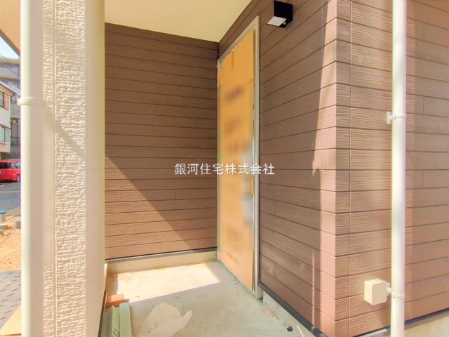 G00379767 神奈川県横浜市港南区日野３丁目 新築一戸建て 4998万円 土地面積66.80m² (約20.20坪) 建物面積98.94m² (約29.92坪) 間取り３ＳＬＤＫ 築年月2025年08月(築１年以内)【外観4】