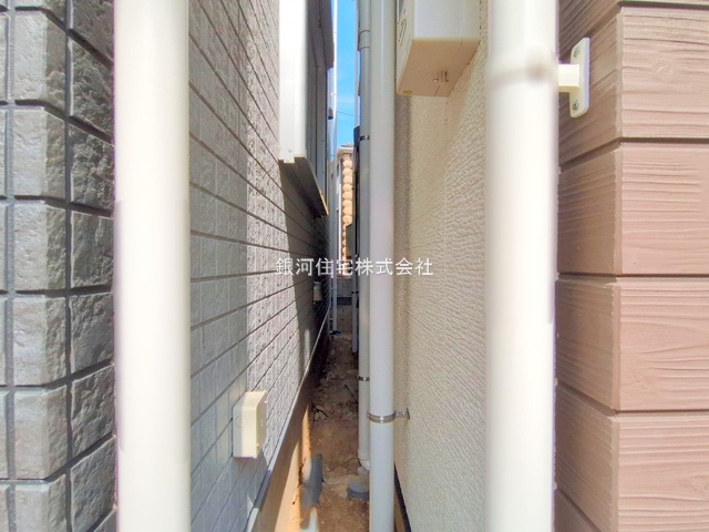 G00379767 神奈川県横浜市港南区日野３丁目 新築一戸建て 4998万円 土地面積66.80m² (約20.20坪) 建物面積98.94m² (約29.92坪) 間取り３ＳＬＤＫ 築年月2025年08月(築１年以内)【外観5】