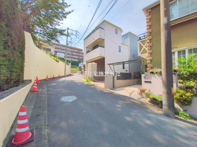 G00379767 神奈川県横浜市港南区日野３丁目 新築一戸建て 4998万円 土地面積66.80m² (約20.20坪) 建物面積98.94m² (約29.92坪) 間取り３ＳＬＤＫ 築年月2025年08月(築１年以内)【外観7】