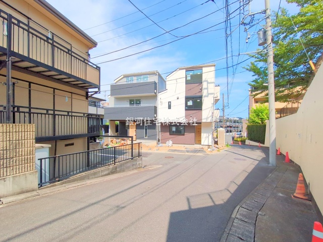G00379767 神奈川県横浜市港南区日野３丁目 新築一戸建て 4998万円 土地面積66.80m² (約20.20坪) 建物面積98.94m² (約29.92坪) 間取り３ＳＬＤＫ 築年月2025年08月(築１年以内)【外観8】