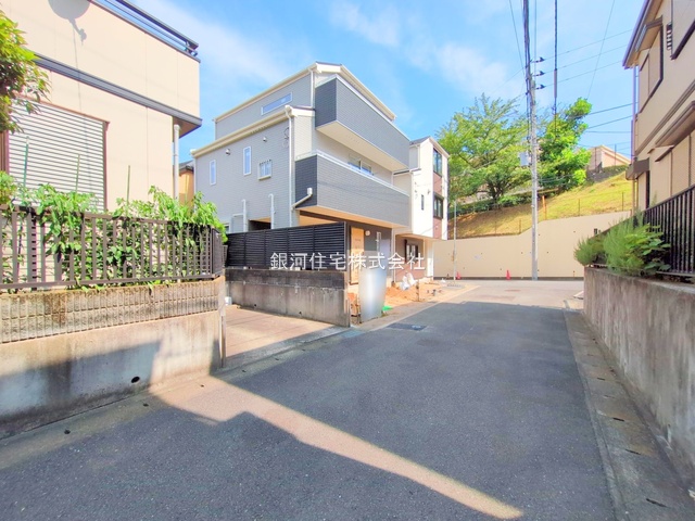 G00379767 神奈川県横浜市港南区日野３丁目 新築一戸建て 4998万円 土地面積66.80m² (約20.20坪) 建物面積98.94m² (約29.92坪) 間取り３ＳＬＤＫ 築年月2025年08月(築１年以内)【外観9】