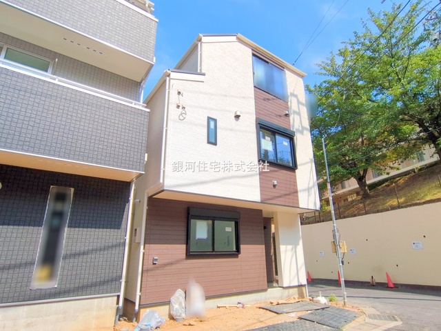 G00379767 神奈川県横浜市港南区日野３丁目 新築一戸建て 4998万円 土地面積66.80m² (約20.20坪) 建物面積98.94m² (約29.92坪) 間取り３ＳＬＤＫ 築年月2025年08月(築１年以内)【外観10】