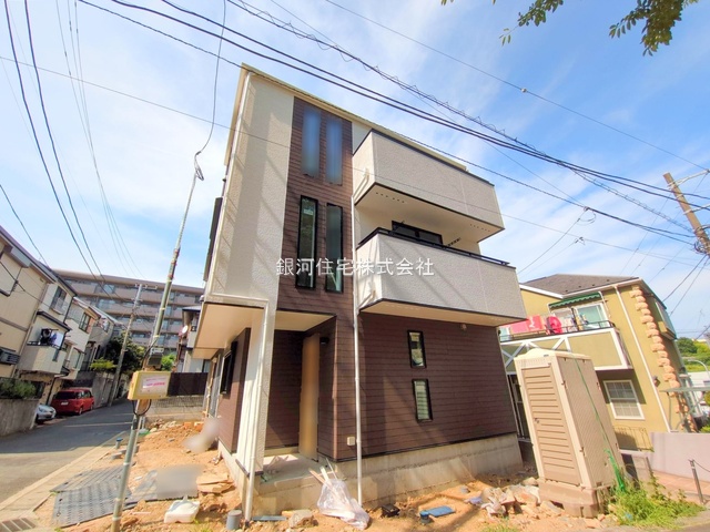 G00379767 神奈川県横浜市港南区日野３丁目 新築一戸建て 4998万円 土地面積66.80m² (約20.20坪) 建物面積98.94m² (約29.92坪) 間取り３ＳＬＤＫ 築年月2025年08月(築１年以内)【外観11】