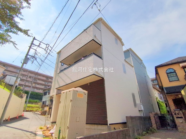 G00379767 神奈川県横浜市港南区日野３丁目 新築一戸建て 4998万円 土地面積66.80m² (約20.20坪) 建物面積98.94m² (約29.92坪) 間取り３ＳＬＤＫ 築年月2025年08月(築１年以内)【外観12】