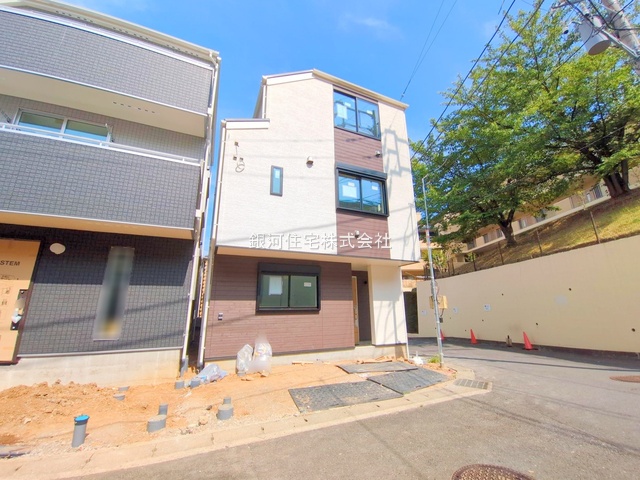 G00379767 神奈川県横浜市港南区日野３丁目 新築一戸建て 4998万円 土地面積66.80m² (約20.20坪) 建物面積98.94m² (約29.92坪) 間取り３ＳＬＤＫ 築年月2025年08月(築１年以内)【外観13】