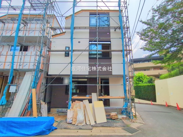G00379767 神奈川県横浜市港南区日野３丁目 新築一戸建て 4998万円 土地面積66.80m² (約20.20坪) 建物面積98.94m² (約29.92坪) 間取り３ＳＬＤＫ 築年月2025年08月(築１年以内)【外観17】