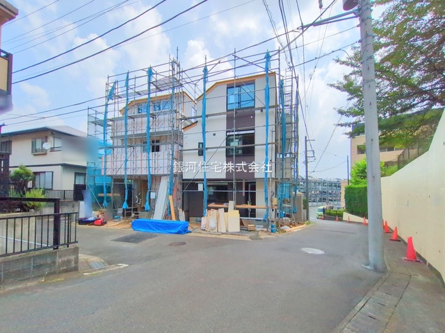 G00379767 神奈川県横浜市港南区日野３丁目 新築一戸建て 4998万円 土地面積66.80m² (約20.20坪) 建物面積98.94m² (約29.92坪) 間取り３ＳＬＤＫ 築年月2025年08月(築１年以内)【外観18】