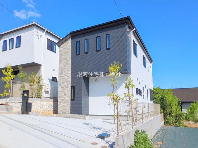 G00379808 神奈川県横浜市緑区西八朔町 新築一戸建て 4590万円 土地面積138.01m² (約41.74坪) 建物面積101.85m² (約30.80坪) 間取り４ＬＤＫ 築年月2025年07月(築１年以内)【外観2】