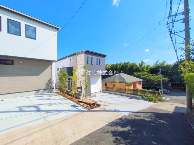 G00379808 神奈川県横浜市緑区西八朔町 新築一戸建て 4590万円 土地面積138.01m² (約41.74坪) 建物面積101.85m² (約30.80坪) 間取り４ＬＤＫ 築年月2025年07月(築１年以内)【外観3】