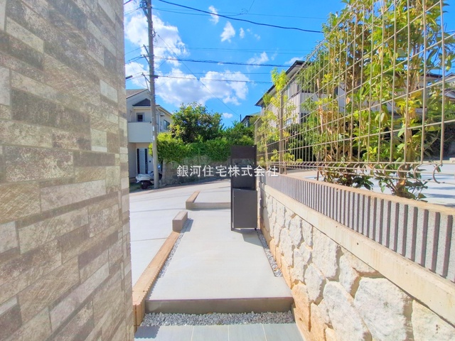 G00379808 神奈川県横浜市緑区西八朔町 新築一戸建て 4590万円 土地面積138.01m² (約41.74坪) 建物面積101.85m² (約30.80坪) 間取り４ＬＤＫ 築年月2025年07月(築１年以内)【外観4】
