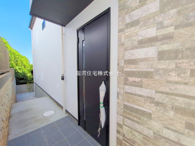 G00379808 神奈川県横浜市緑区西八朔町 新築一戸建て 4590万円 土地面積138.01m² (約41.74坪) 建物面積101.85m² (約30.80坪) 間取り４ＬＤＫ 築年月2025年07月(築１年以内)【外観5】