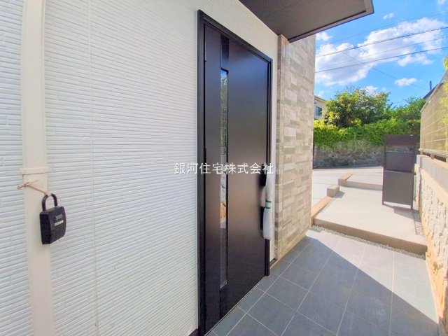 G00379808 神奈川県横浜市緑区西八朔町 新築一戸建て 4590万円 土地面積138.01m² (約41.74坪) 建物面積101.85m² (約30.80坪) 間取り４ＬＤＫ 築年月2025年07月(築１年以内)【外観6】