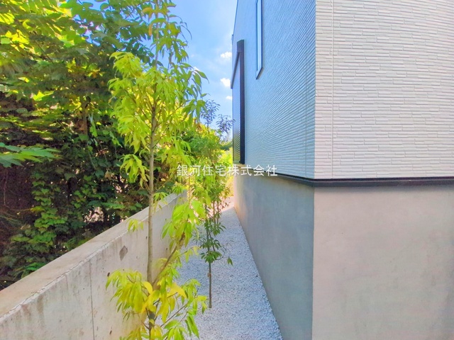 G00379808 神奈川県横浜市緑区西八朔町 新築一戸建て 4590万円 土地面積138.01m² (約41.74坪) 建物面積101.85m² (約30.80坪) 間取り４ＬＤＫ 築年月2025年07月(築１年以内)【外観8】