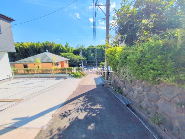 G00379808 神奈川県横浜市緑区西八朔町 新築一戸建て 4590万円 土地面積138.01m² (約41.74坪) 建物面積101.85m² (約30.80坪) 間取り４ＬＤＫ 築年月2025年07月(築１年以内)【外観9】