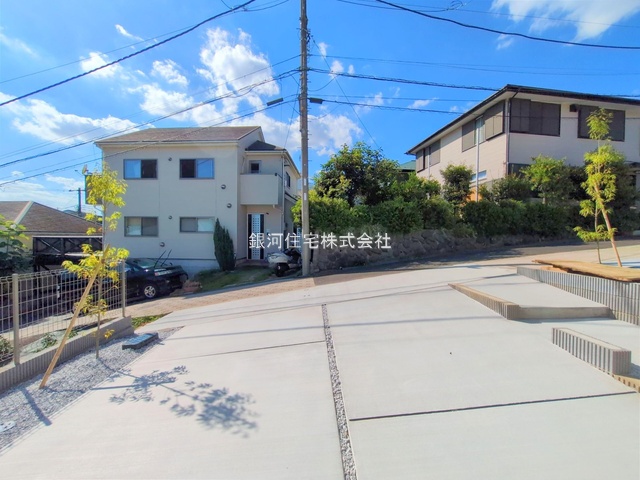 G00379808 神奈川県横浜市緑区西八朔町 新築一戸建て 4590万円 土地面積138.01m² (約41.74坪) 建物面積101.85m² (約30.80坪) 間取り４ＬＤＫ 築年月2025年07月(築１年以内)【外観16】